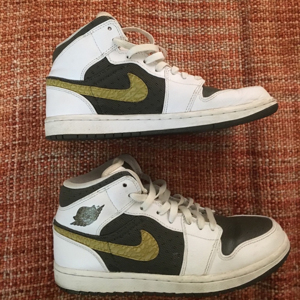 Unisex Vintage Green Air Jordan Sneakers Men 8 Women 10 - Picture 1 of 5